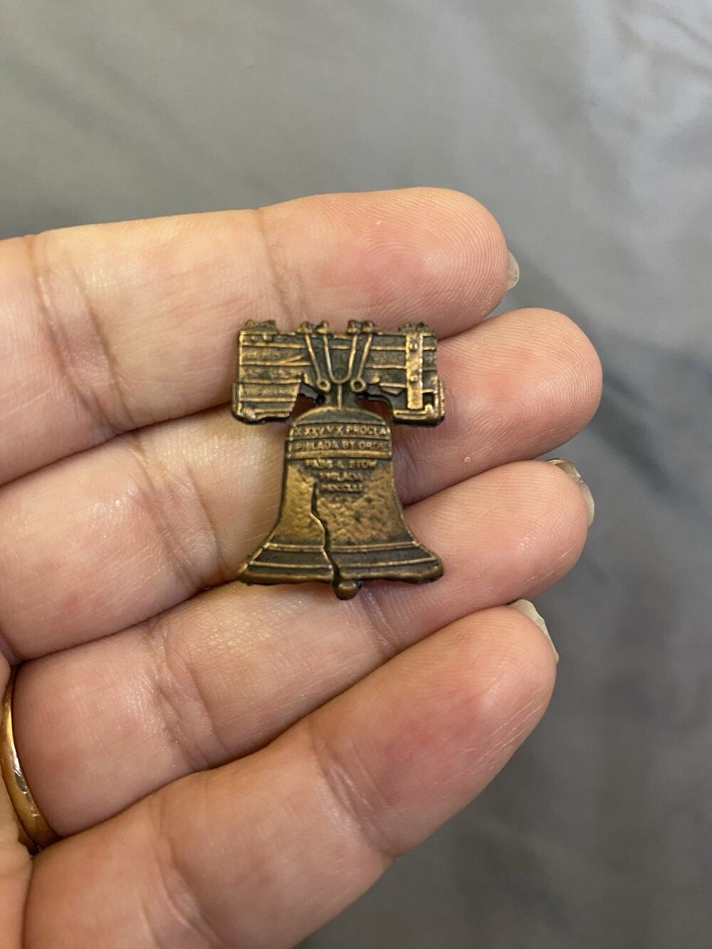 Vintage Philadelphia Liberty Bell Pass & Stow Lapel Pin Copper Toned